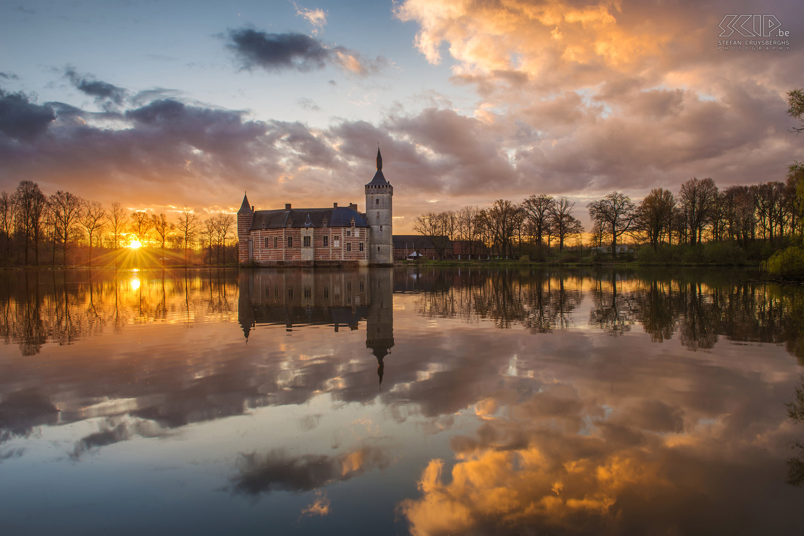 Sint-Pieters-Rode - Sunrise at castle of Horst In the 13th century the knights of Horst built a large farmstead and in the 15th knight Pynnock built the first fortified water castle. Over the centuries the castle was expanded but also partially destroyed. In the 17th century the stables for the carriages were built. The Herita association now ensures the restoration and protection of the cultural heritage. Stefan Cruysberghs